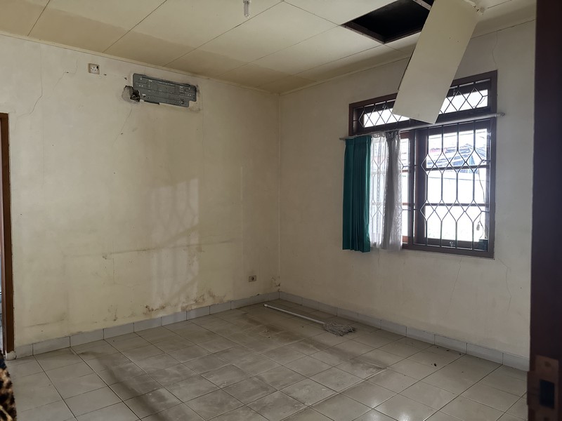 Dijual Cepat Rumah Komersil 2 Lantai Strategis di Jombang Raya - Lokasi Ramai Cocok untuk Usaha