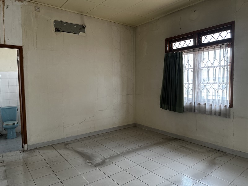 Dijual Cepat Rumah Komersil 2 Lantai Strategis di Jombang Raya - Lokasi Ramai Cocok untuk Usaha