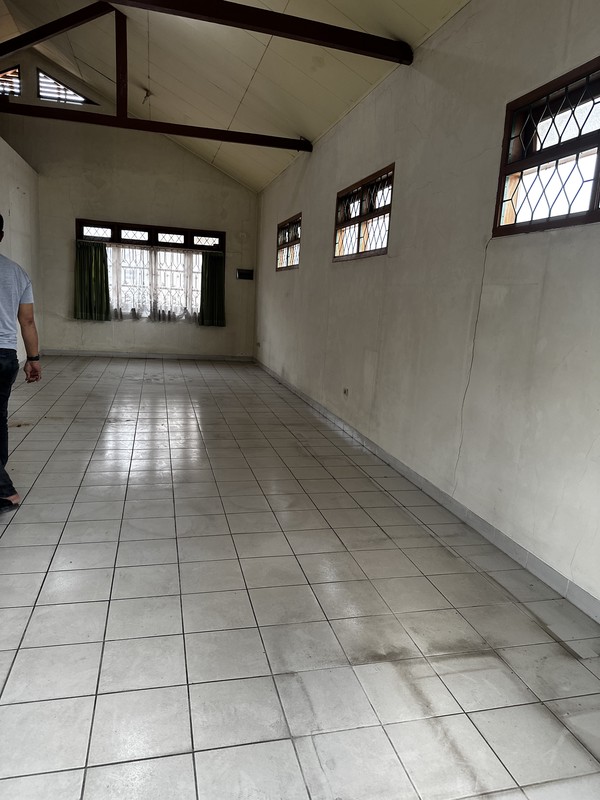 Dijual Cepat Rumah Komersil 2 Lantai Strategis di Jombang Raya - Lokasi Ramai Cocok untuk Usaha