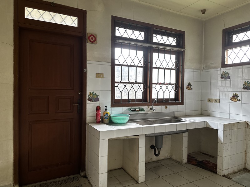 Dijual Cepat Rumah Komersil 2 Lantai Strategis di Jombang Raya - Lokasi Ramai Cocok untuk Usaha