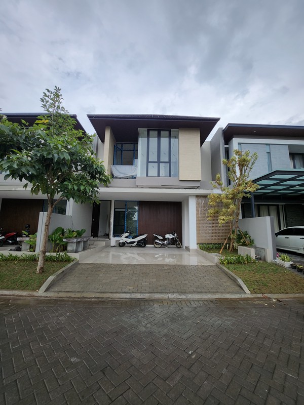 4 Milyar-an Dijual Rumah Baru Woodland Citraland Surabaya New Modern Spesial Row Jalan Boulevard Lebar 4 Mobil Siap Huni Dekat Universitas Ciputra, Hokky Buah, Ciputra Hospital, Pakuwon Mall