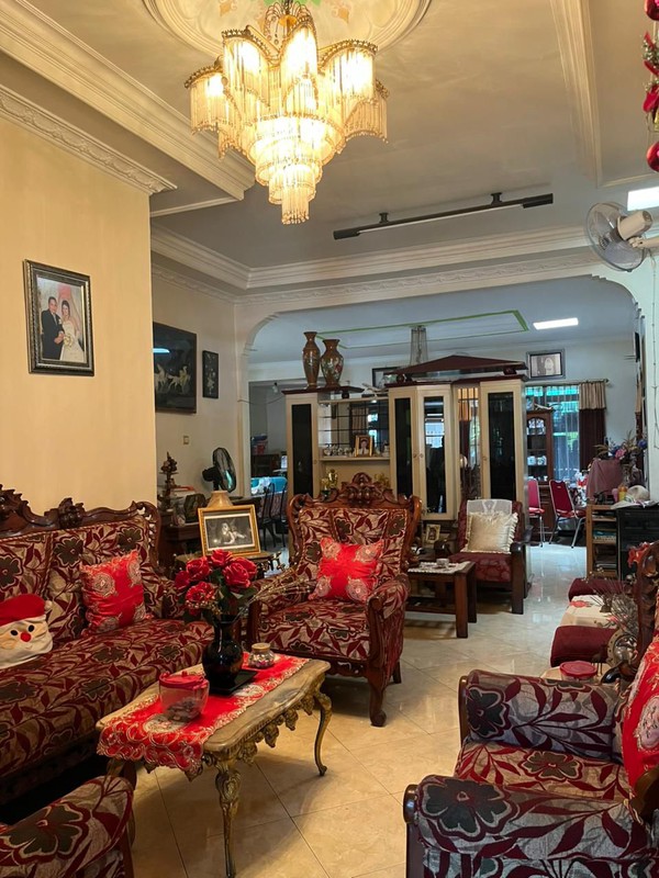 Dijual Rumah Luas dan Asri di Waru Sidoarjo - 4 Kamar, Furnitur Jati, Sertifikat SHM