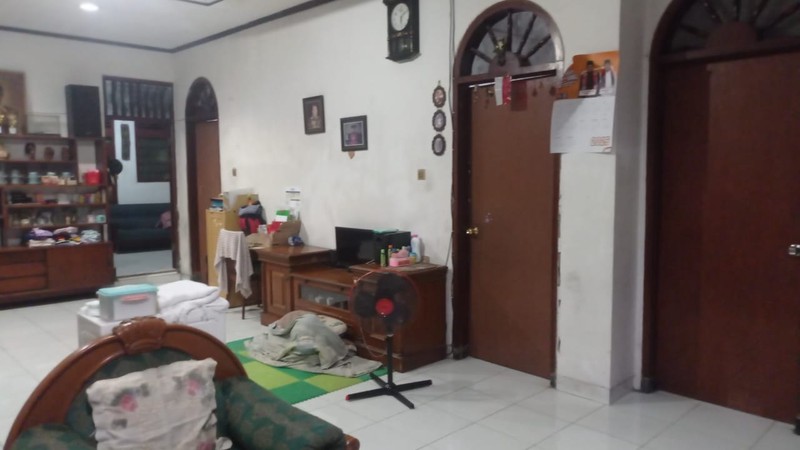 For Sale Rumah 4+1 KT dan 3 KM Lokasi Strategis di Bendungan Hilir Jakarta Pusat ada Kost di dalam dengan 5 KT + 1 KM