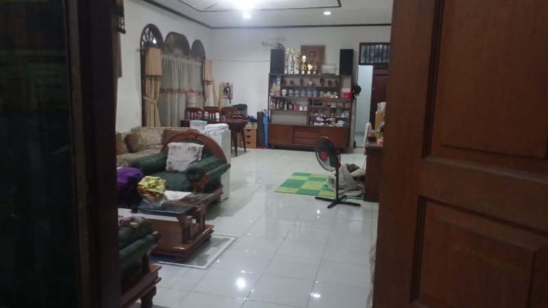 For Sale Rumah 4+1 KT dan 3 KM Lokasi Strategis di Bendungan Hilir Jakarta Pusat ada Kost di dalam dengan 5 KT + 1 KM