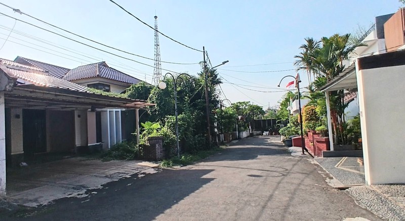 Dijual Rumah Luas dan Strategis di Jl. Warung Jati Timur, Kalibata - Pancoran, Cocok untuk Hunian