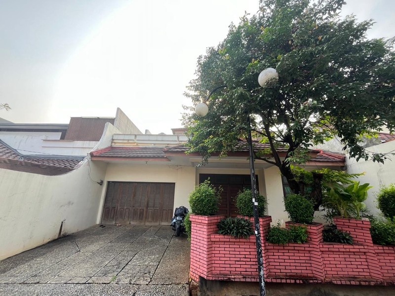 Dijual Rumah Luas dan Strategis di Jl. Warung Jati Timur, Kalibata - Pancoran, Cocok untuk Hunian