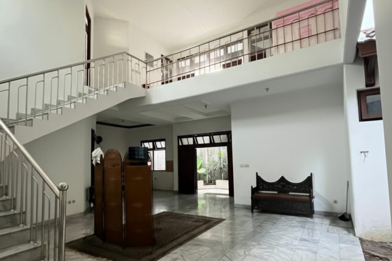 Dijual Rumah Luas dan Strategis di Jl. Warung Jati Timur, Kalibata - Pancoran, Cocok untuk Hunian