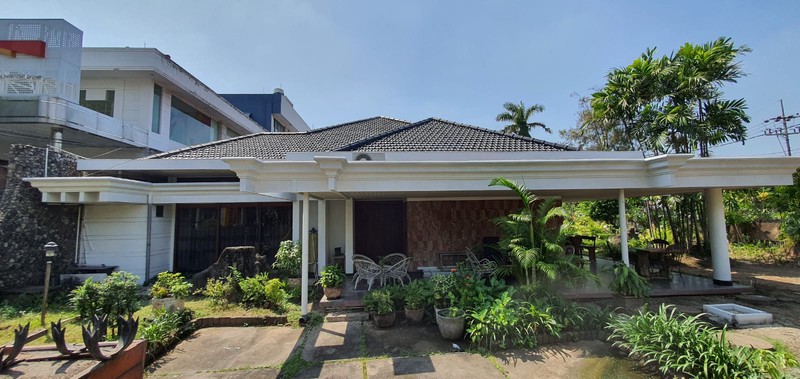 Rumah Commercial di Jl. Raya Diponegoro 158 (Hoek WR Supratman) Surabaya, Jawa Timur