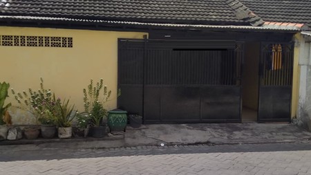 Dijual Rumah Strategis di Jalan Manukan Surabaya Barat