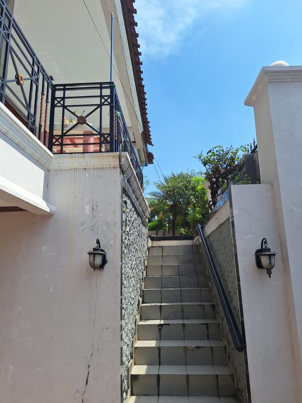 Rumah Modern di Cinere, Siap Huni, Dekat Akses Tol Desari