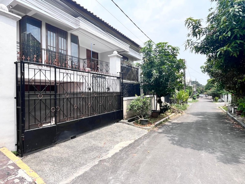 Rumah Modern di Cinere, Siap Huni, Dekat Akses Tol Desari