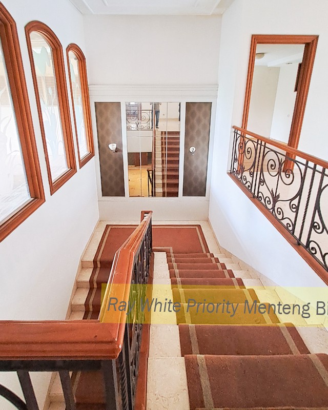 Rumah Mewah di Pondok Indah, dekat Cilandak, Kemang, Jagakarsa