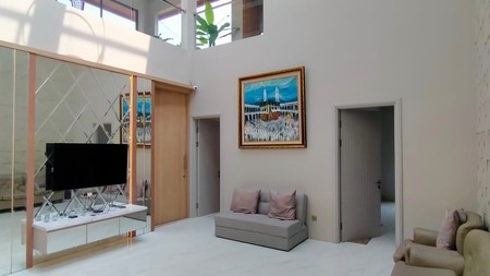 Rumah Cantik 3 Lantai LT 370 + LB 650 dengan KT 5 KM 6 di Pondok Ranji Sertifikat SHM