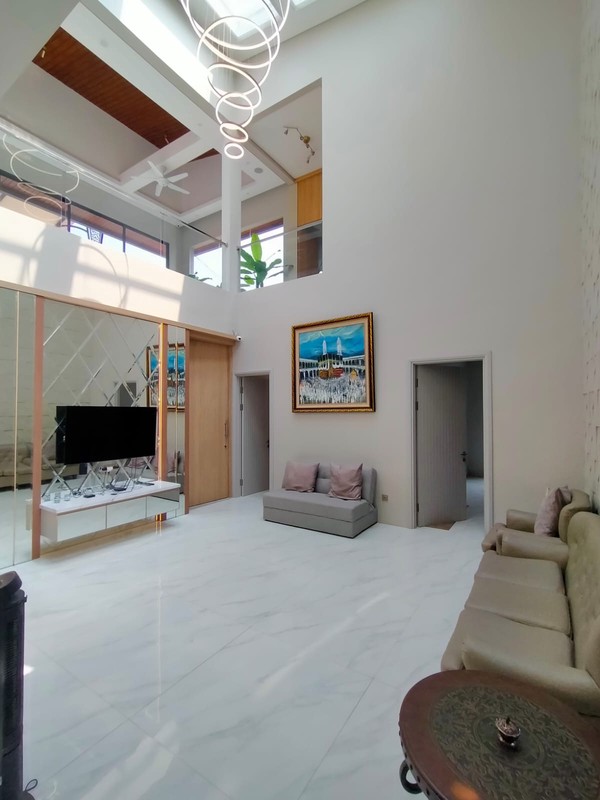 Rumah Cantik 3 Lantai LT 370 + LB 650 dengan KT 5 KM 6 di Pondok Ranji Sertifikat SHM