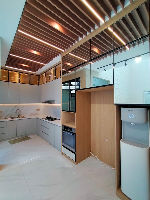 Rumah Cantik 3 Lantai LT 370 + LB 650 dengan KT 5 KM 6 di Pondok Ranji Sertifikat SHM