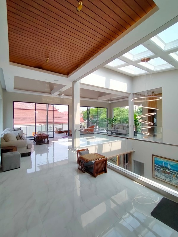 Rumah Cantik 3 Lantai LT 370 + LB 650 dengan KT 5 KM 6 di Pondok Ranji Sertifikat SHM