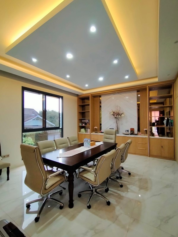 Rumah Cantik 3 Lantai LT 370 + LB 650 dengan KT 5 KM 6 di Pondok Ranji Sertifikat SHM