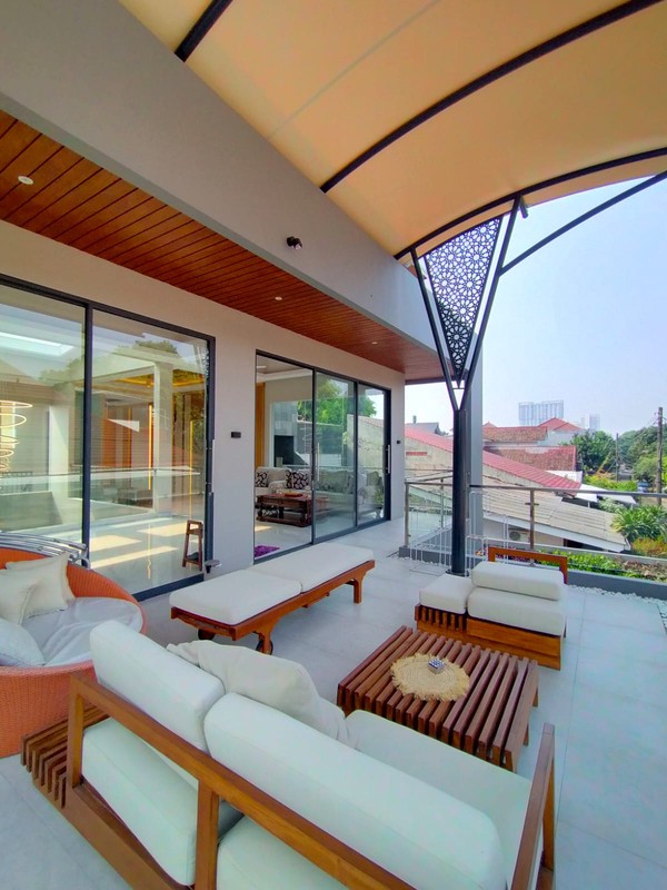 Rumah Cantik 3 Lantai LT 370 + LB 650 dengan KT 5 KM 6 di Pondok Ranji Sertifikat SHM