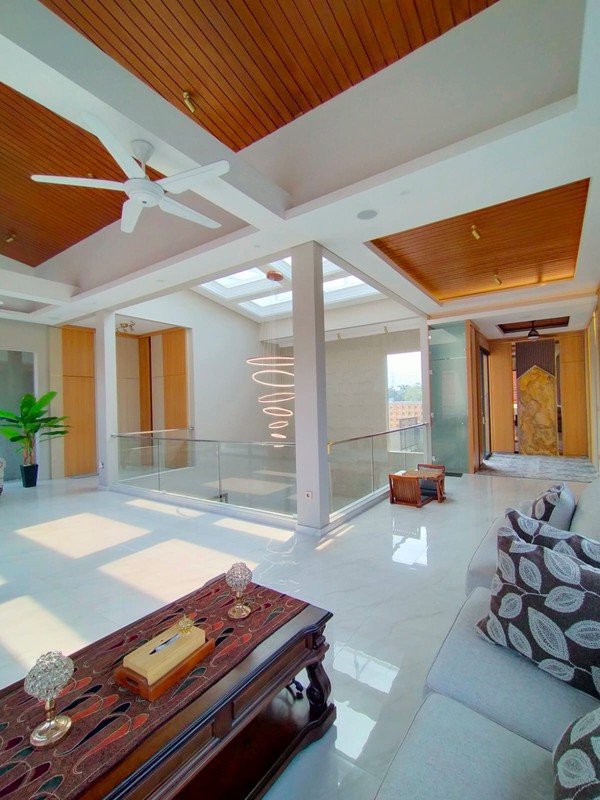 Rumah Cantik 3 Lantai LT 370 + LB 650 dengan KT 5 KM 6 di Pondok Ranji Sertifikat SHM