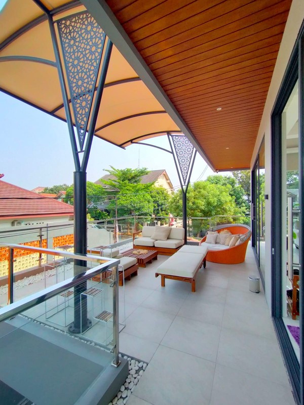 Rumah Cantik 3 Lantai LT 370 + LB 650 dengan KT 5 KM 6 di Pondok Ranji Sertifikat SHM