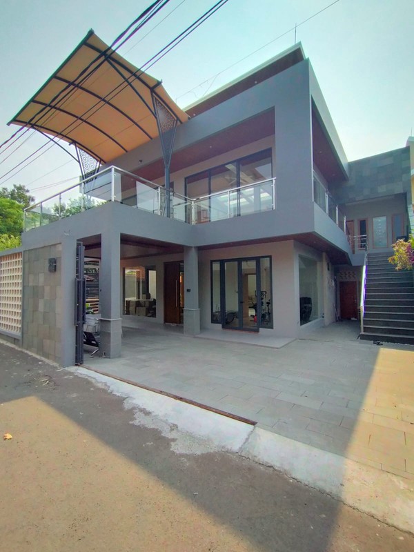 Rumah Cantik 3 Lantai LT 370 + LB 650 dengan KT 5 KM 6 di Pondok Ranji Sertifikat SHM