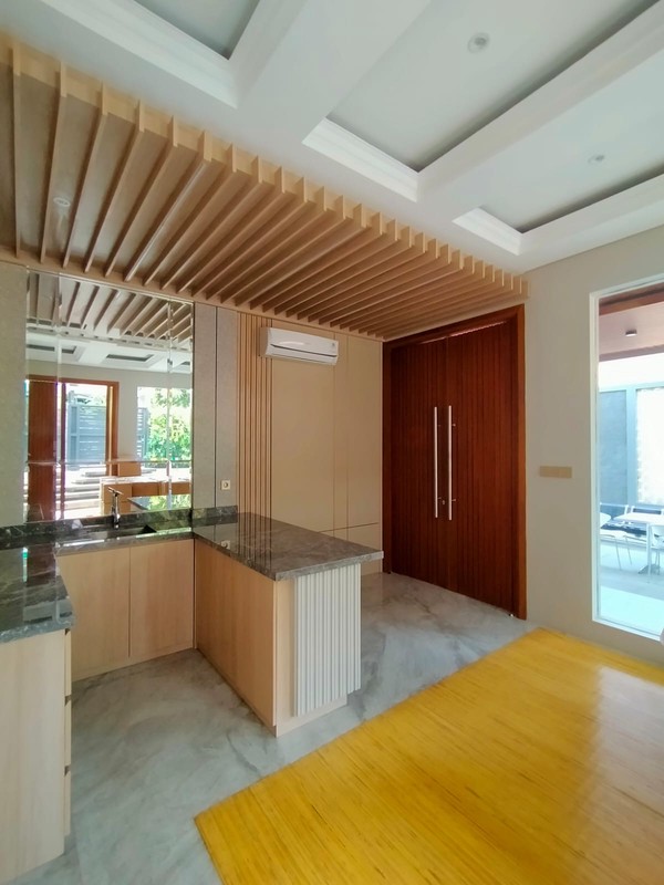 Rumah Cantik 3 Lantai LT 370 + LB 650 dengan KT 5 KM 6 di Pondok Ranji Sertifikat SHM