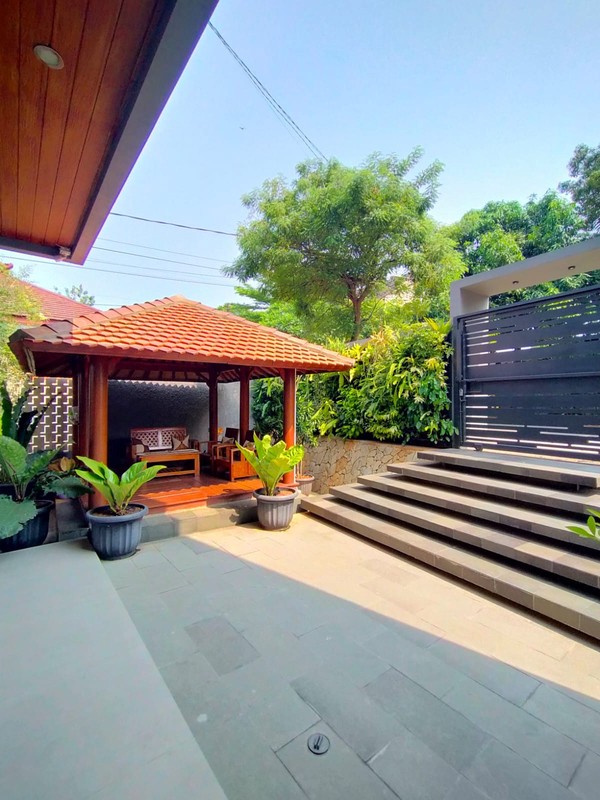 Rumah Cantik 3 Lantai LT 370 + LB 650 dengan KT 5 KM 6 di Pondok Ranji Sertifikat SHM