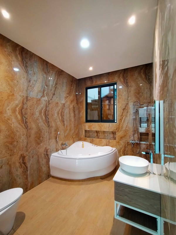 Rumah Cantik 3 Lantai LT 370 + LB 650 dengan KT 5 KM 6 di Pondok Ranji Sertifikat SHM