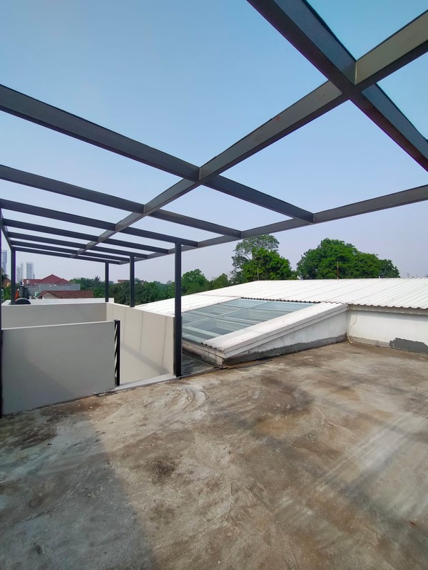 Rumah Cantik 3 Lantai LT 370 + LB 650 dengan KT 5 KM 6 di Pondok Ranji Sertifikat SHM
