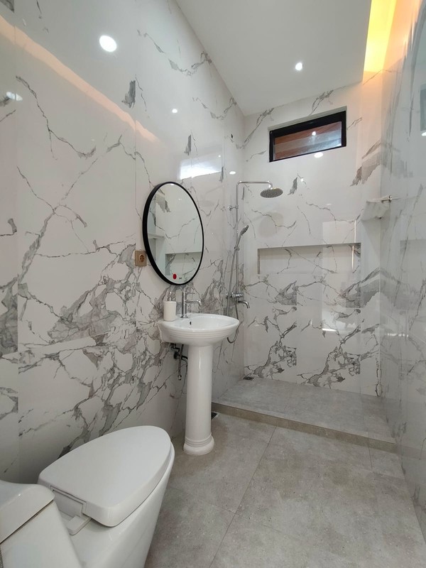 Rumah Cantik 3 Lantai LT 370 + LB 650 dengan KT 5 KM 6 di Pondok Ranji Sertifikat SHM