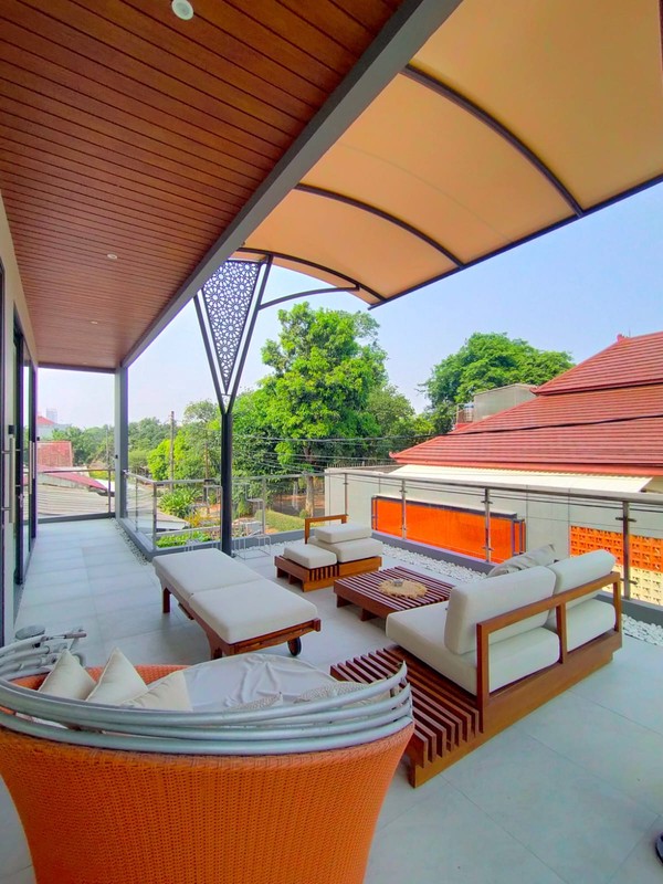 Rumah Cantik 3 Lantai LT 370 + LB 650 dengan KT 5 KM 6 di Pondok Ranji Sertifikat SHM