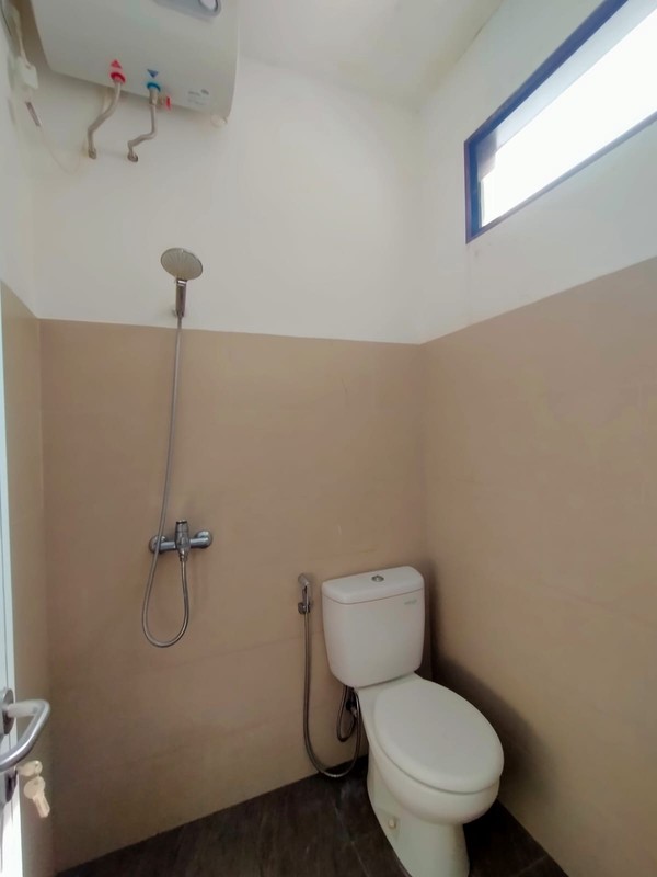 Rumah Cantik 3 Lantai LT 370 + LB 650 dengan KT 5 KM 6 di Pondok Ranji Sertifikat SHM