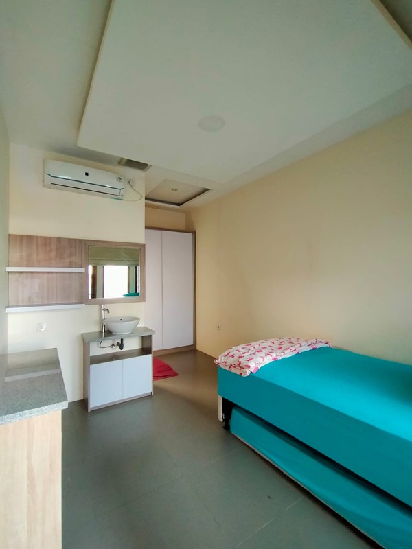 Rumah Cantik 3 Lantai LT 370 + LB 650 dengan KT 5 KM 6 di Pondok Ranji Sertifikat SHM