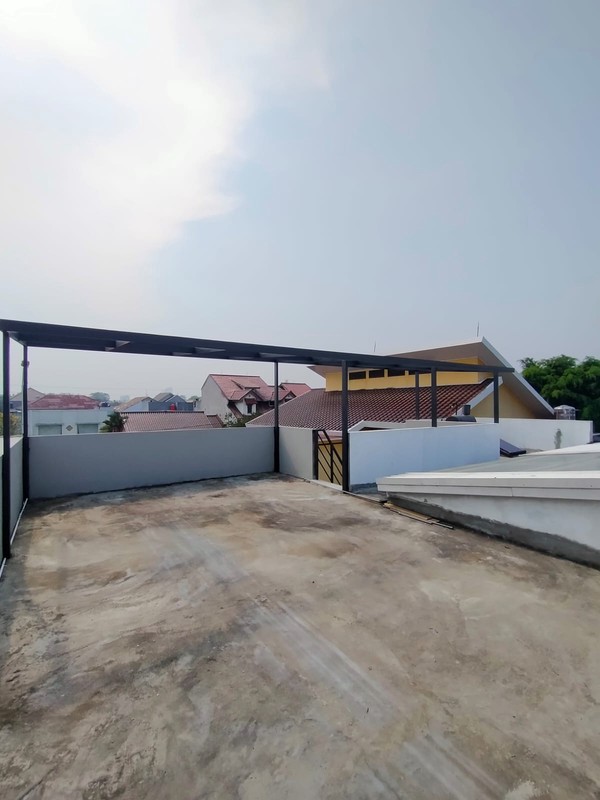Rumah Cantik 3 Lantai LT 370 + LB 650 dengan KT 5 KM 6 di Pondok Ranji Sertifikat SHM