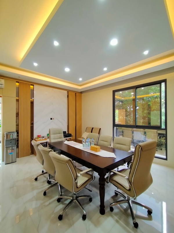 Rumah Cantik 3 Lantai LT 370 + LB 650 dengan KT 5 KM 6 di Pondok Ranji Sertifikat SHM