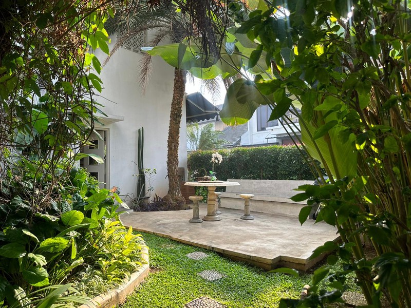 FULL FURNISHED!! Rumah 2 Lantai Siap Huni dengan Hunian Nyaman dan Asri @Bintaro Sektor 9.