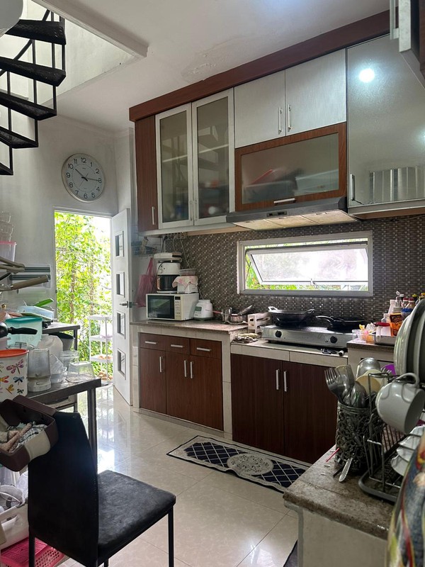 FULL FURNISHED!! Rumah 2 Lantai Siap Huni dengan Hunian Nyaman dan Asri @Bintaro Sektor 9.