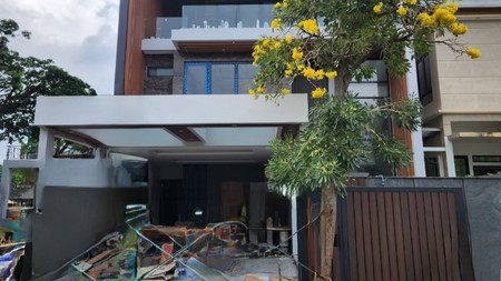 7 Milyar-an Dijual Rumah Baru Citraland Woodland Surabaya Bonus Private Lift , Semi Furniture Modern - Carport 4 LUAS 4 Mobil Siap Huni Dekat Universitas Ciputra, Hokky Buah, Ciputra Hospital, Pakuwon