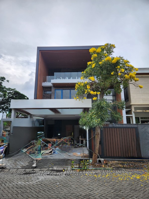 7 Milyar-an Dijual Rumah Baru Citraland Woodland Surabaya Bonus Private Lift , Semi Furniture Modern - Carport 4 LUAS 4 Mobil Siap Huni Dekat Universitas Ciputra, Hokky Buah, Ciputra Hospital, Pakuwon
