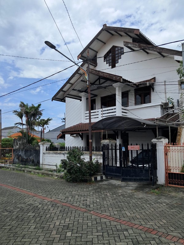 Rumah Siap Huni di Manyar - Hook, 6 Kamar, Lokasi Emas Samping Petra