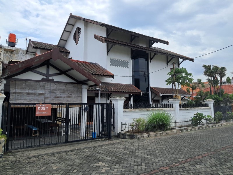 Rumah Siap Huni di Manyar - Hook, 6 Kamar, Lokasi Emas Samping Petra