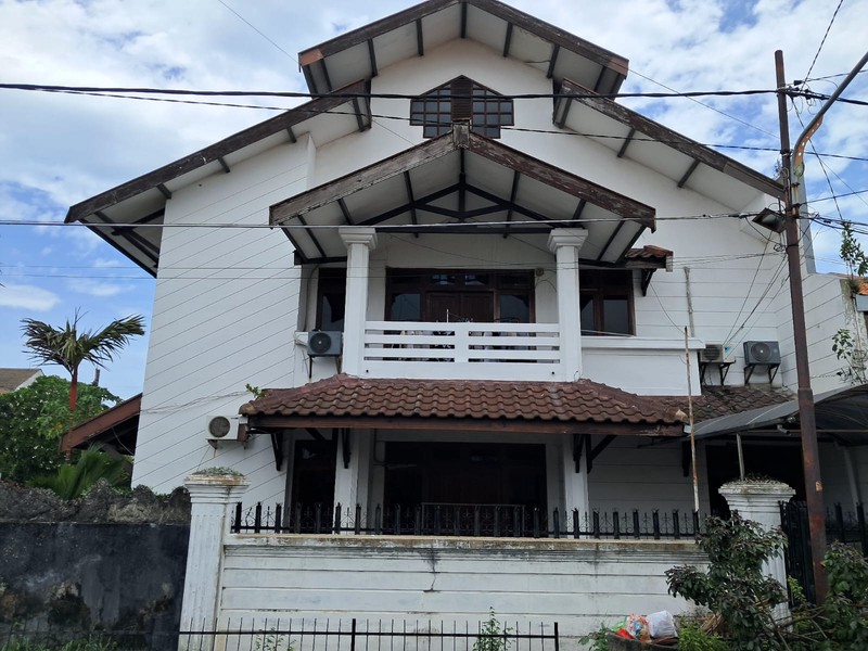 Rumah Siap Huni di Manyar - Hook, 6 Kamar, Lokasi Emas Samping Petra