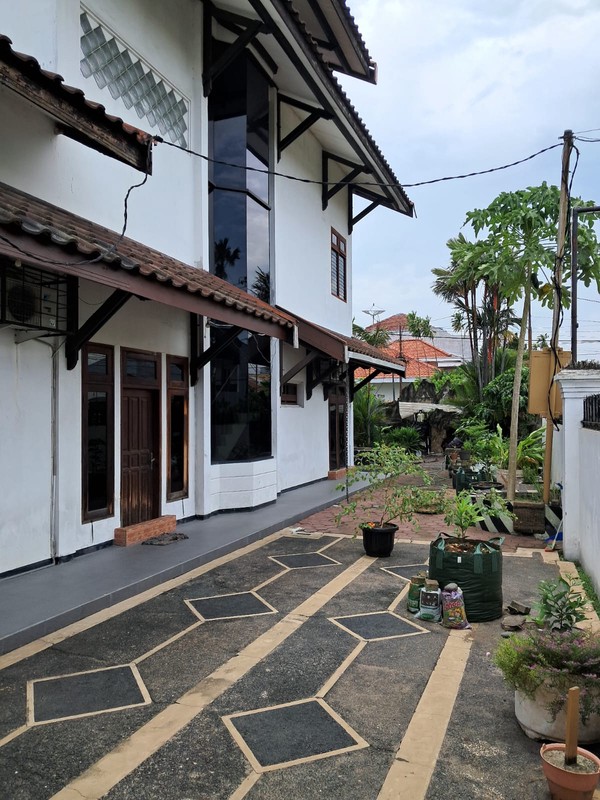 Rumah Siap Huni di Manyar - Hook, 6 Kamar, Lokasi Emas Samping Petra