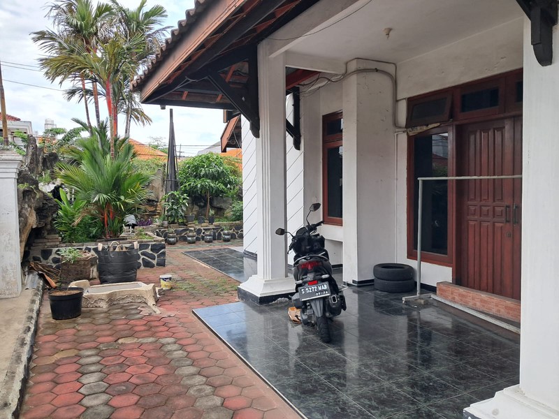Rumah Siap Huni di Manyar - Hook, 6 Kamar, Lokasi Emas Samping Petra