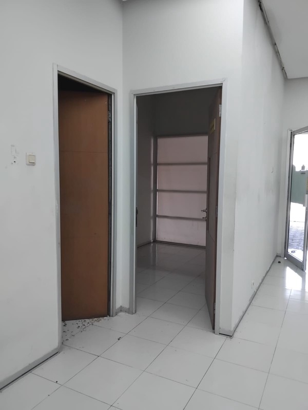 Disewakan Gedung 3 Lantai di Komersial Area Jalan Kayun, Surabaya Pusat