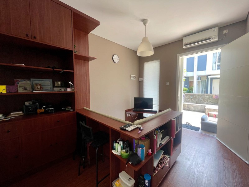 DIJUAL CEPAT Rumah Bagus Full Furnished Siap Huni di Synthesis Homes Ciputat Tangsel. Lokasi Strategis dengan Kemudahan Transportasi dan Club House yang Lengkap.