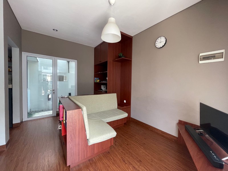 DIJUAL CEPAT Rumah Bagus Full Furnished Siap Huni di Synthesis Homes Ciputat Tangsel. Lokasi Strategis dengan Kemudahan Transportasi dan Club House yang Lengkap.