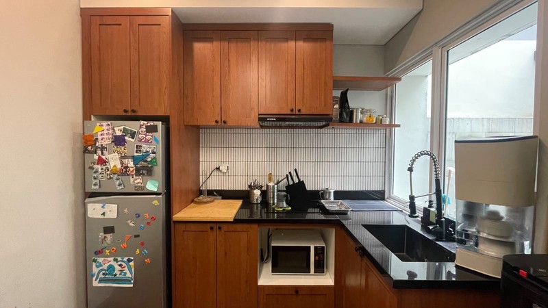 DIJUAL CEPAT Rumah Bagus Full Furnished Siap Huni di Synthesis Homes Ciputat Tangsel. Lokasi Strategis dengan Kemudahan Transportasi dan Club House yang Lengkap.