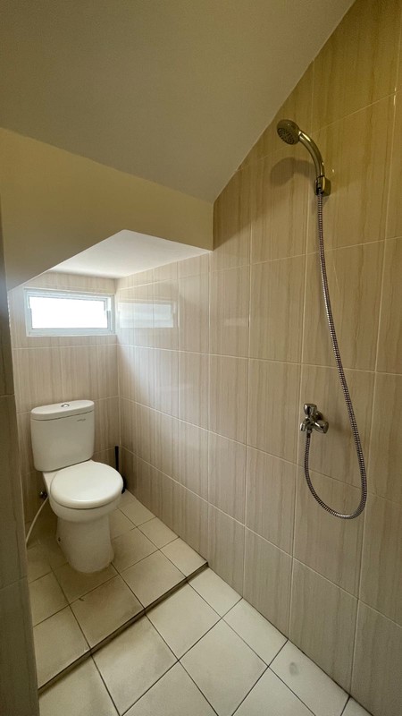 DIJUAL CEPAT Rumah Bagus Full Furnished Siap Huni di Synthesis Homes Ciputat Tangsel. Lokasi Strategis dengan Kemudahan Transportasi dan Club House yang Lengkap.