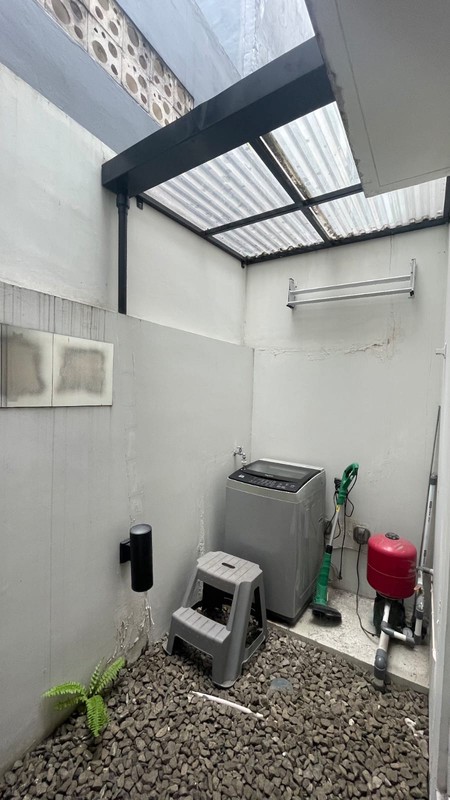 DIJUAL CEPAT Rumah Bagus Full Furnished Siap Huni di Synthesis Homes Ciputat Tangsel. Lokasi Strategis dengan Kemudahan Transportasi dan Club House yang Lengkap.